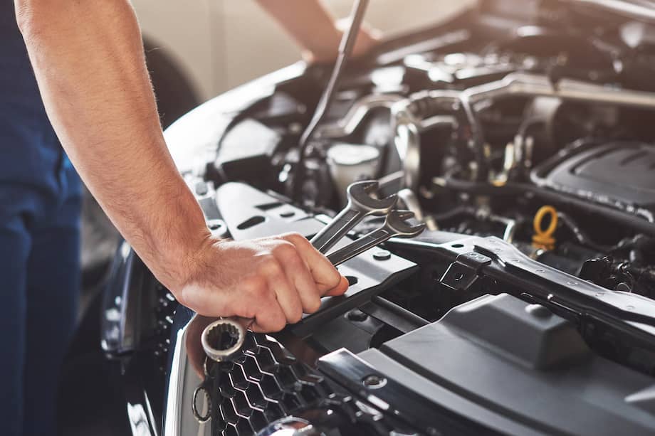 El sector motriz agrupa actividades como la comercialización y distribución de autopartes, así como los servicios de mantenimiento y reparación de vehículos y motocicletas.