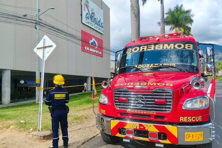 Bomberos de Cundinamarca atienden algunos llamados de auxilio.