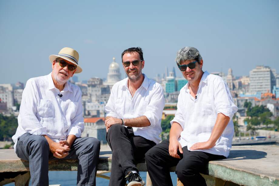 Los escritores Jorge Díaz, Agustín Martínez y Antonio Mercero, que escriben bajo el pseudónimo de Carmen Mola, posan en el Mirador del Cristo de La Habana (Cuba) por la presentación de su libro "El infierno". EFE/ Editorial Planeta/Javier Ocaña