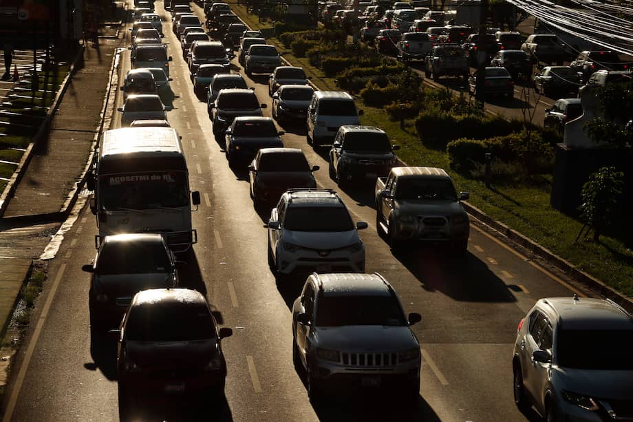 El despliegue incluye controles de velocidad y alcohol, revisión técnico‑mecánica, restricciones al transporte de carga y vigilancia en 13 corredores críticos.
