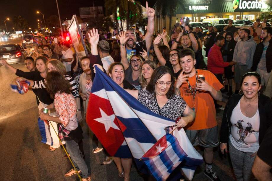 Un grupo de cubanos celebró la muerte de Fidel Castro el sábado en las calles de Miami (EE. UU.). / EFE