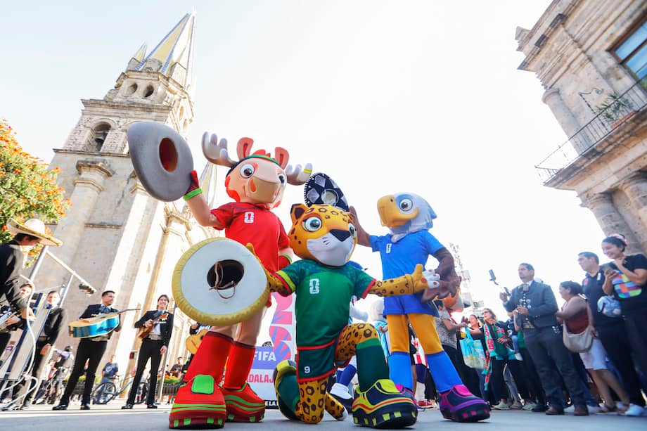 Las mascotas de la Copa Mundial de la FIFA 2026, Zayu (c), Clutch (d) y Mapple, en el centro histórico de Guadalajara (México).