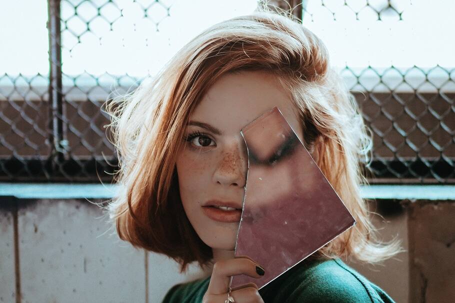 Para hacer pecas falsas con maquillaje debes seguir estos pasos.