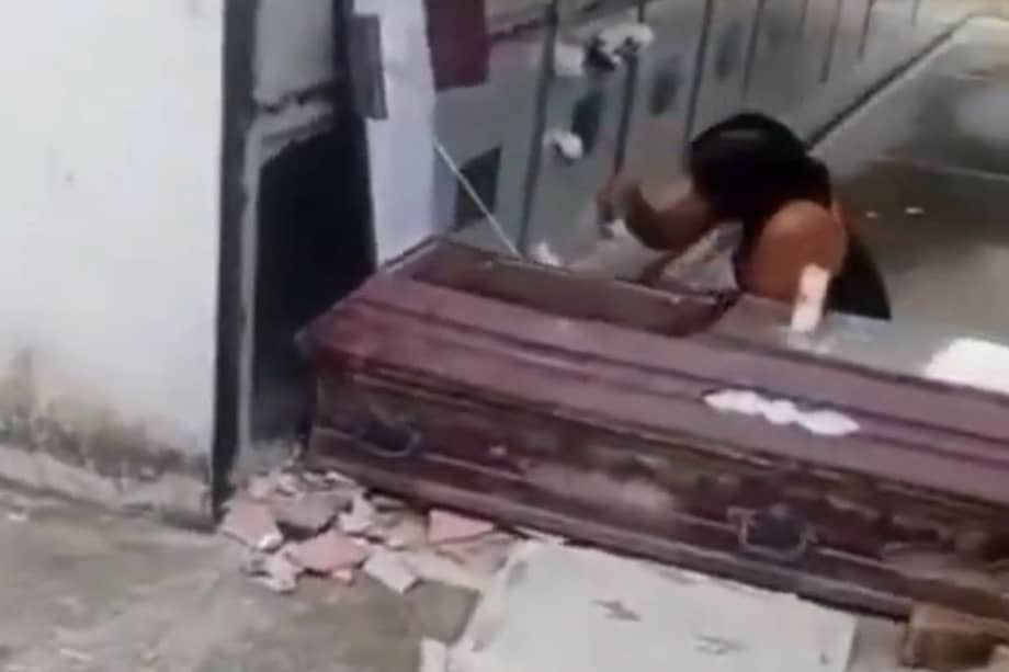 El hecho quedó registrado en un video grabado por el sepulturero del cementerio, quien le dijo a la mujer que lo que había hecho era un delito.