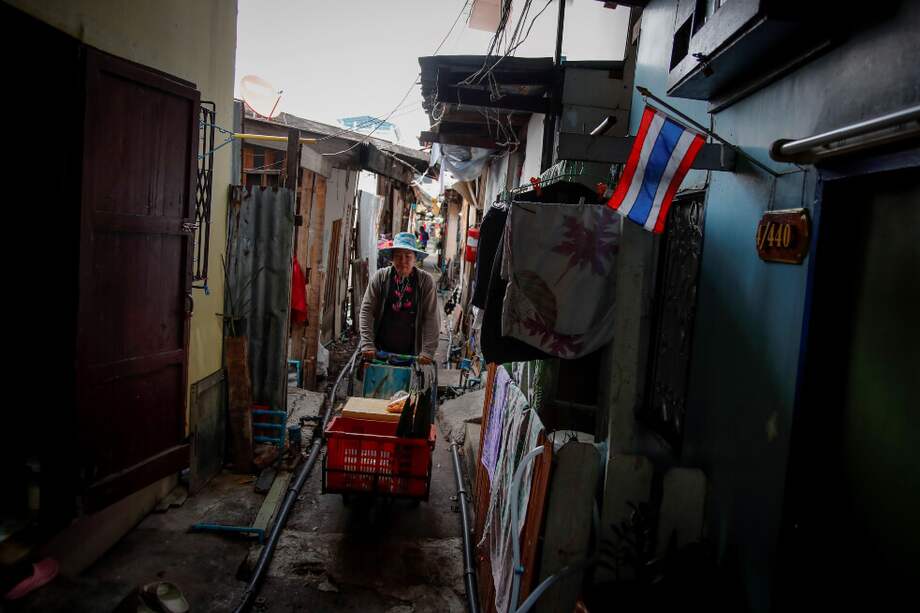 Una residente de Khlong Toei, el empobrecido barrio de Tailandia que quieren borrar. / AFP