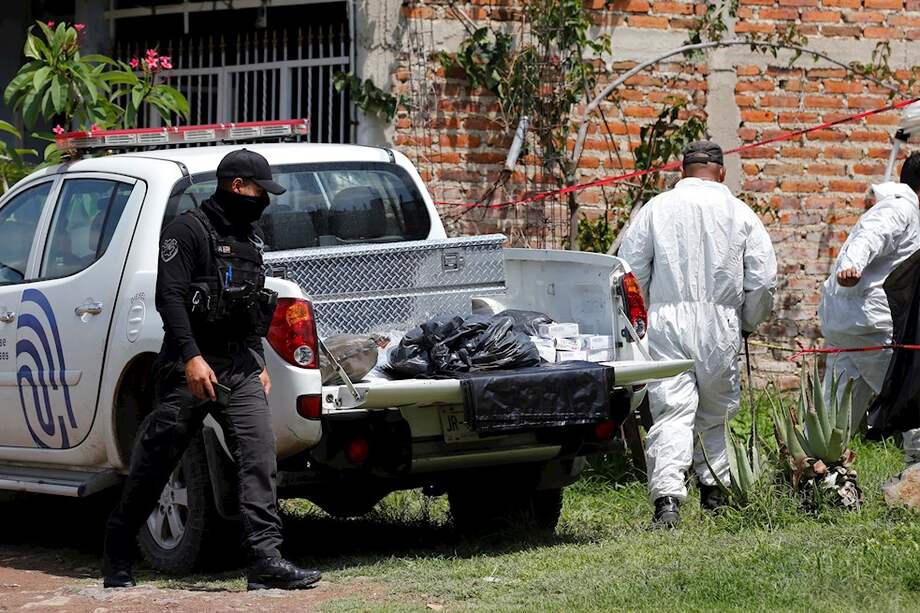 La fosa fue hallada en un predio ubicado entre dos viviendas a solo tres cuadras de la dirección de la policía municipal de El Salto, en las afueras de Guadalajara, capital de Jalisco.