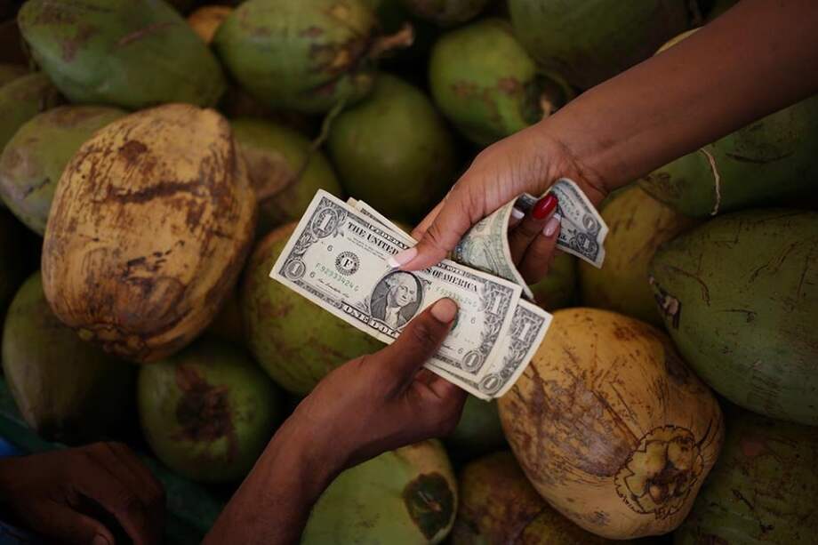 El dólar ganó más de $30. / Bloomberg