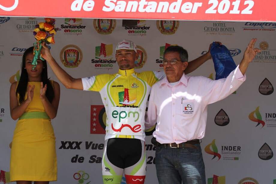 Mauricio Ortega, ganador de la vuelta a Santander, junto al presidente de la Liga de Ciclismo de ese departamento / Cortesía Liga de Ciclismo de Santander