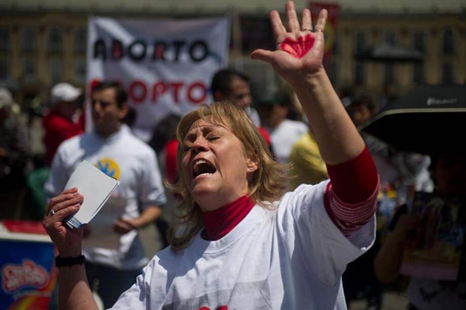 ¿Rezar en las calles? Adelante. ¿Decir que el aborto es asesinato? También. ¿Invadir el espacio personal de las mujeres, agredirlas y perseguirlas? Eso no. / AFP