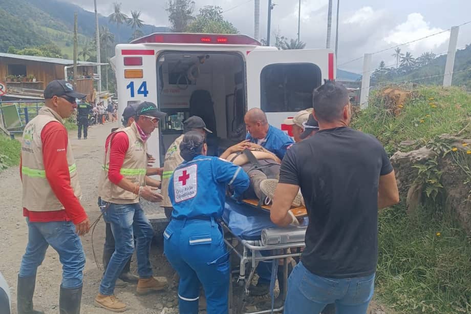 Autoridades y organismos de socorro atendieron la emergencia vial registrada en la vía entre Salento y el Valle de Cocora.