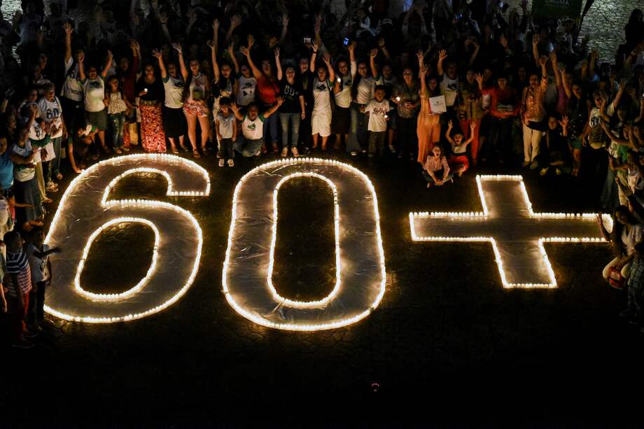 Las personas encendieron velas durante la Hora del Planeta en Cali. / Luis Robayo / AFP