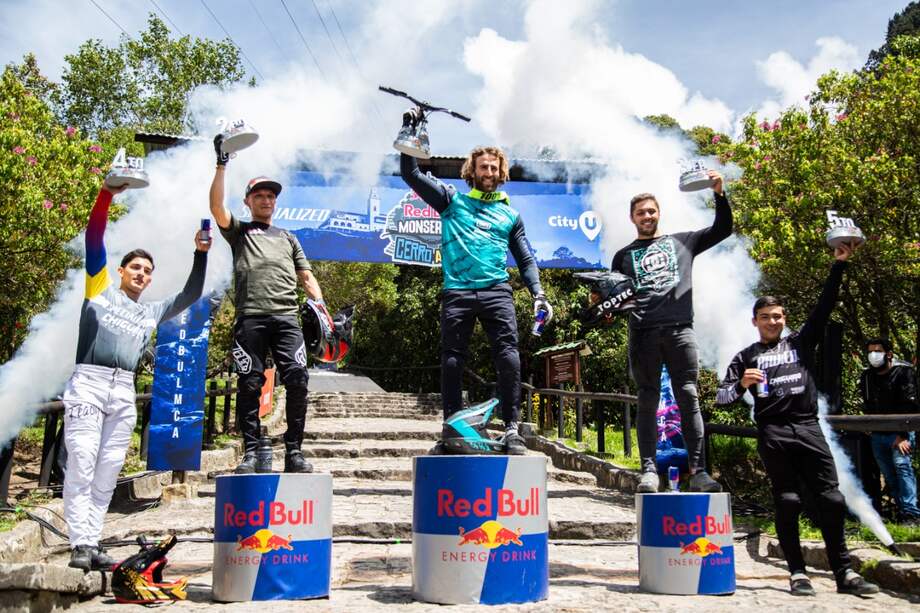 Adrien Loron (c) celebra tras ganar el evento que se realizó en Bogotá.