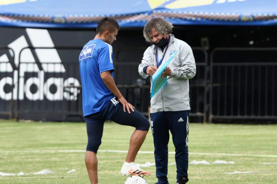 Jhon Duque y el entrenador Alberto Gamero dialogan en un entrenamiento de Millonarios, que está en el puesto 18 de la Liga con ocho puntos.