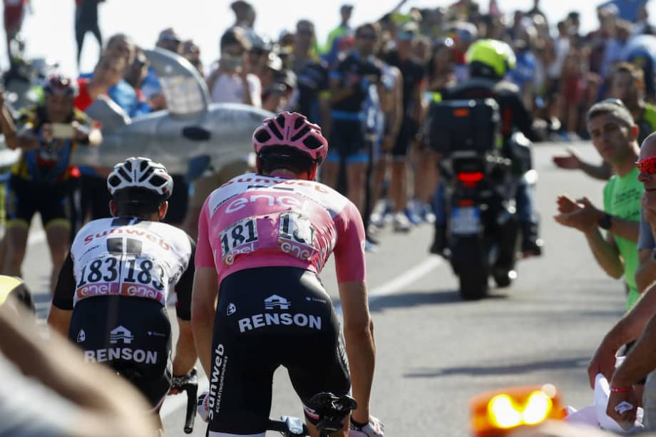 Fanático le mostró rollo de papel a Tom Dumoulin en la etapa 19 del Giro. / AFP