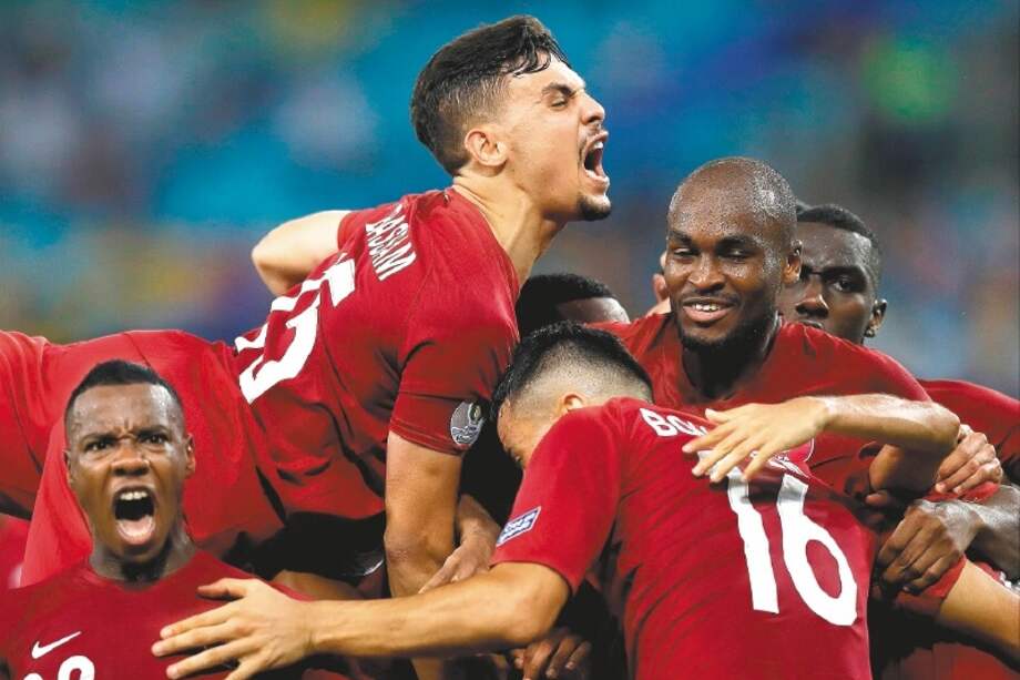 Los jugadores de Catar celebraron a rabiar el empate 2-2 frente a Paraguay, en el Maracaná. / EFE