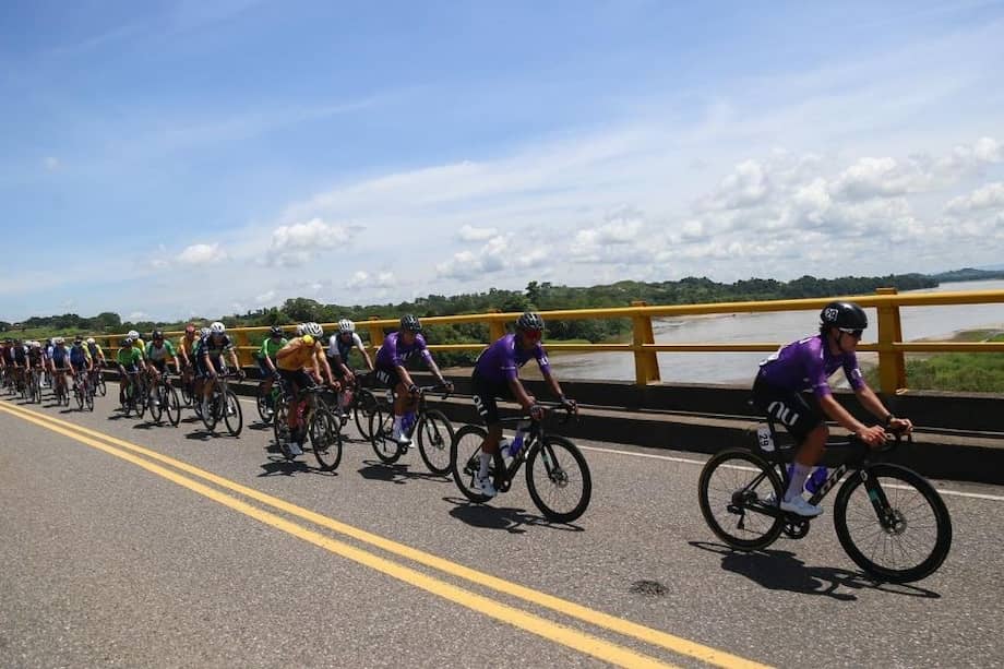 La caravana ciclística deja atrás el calor del Magdalena Medio y encara la montaña cundinamarquesa. El recorrido amenaza con agitar la general y abrir la batalla de los favoritos.