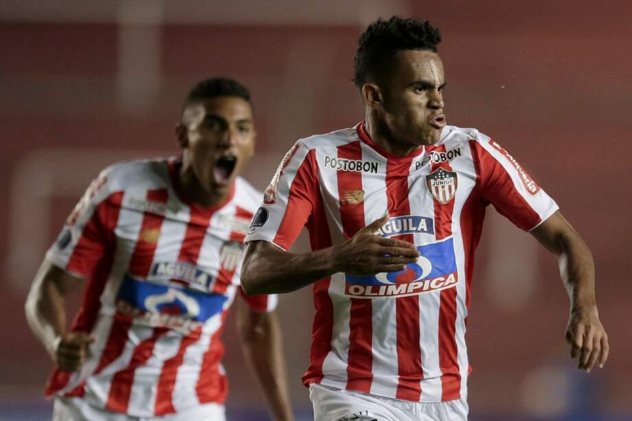 Luis Díaz (der.) es uno de los jugadores más desequilibrantes del Júnior de Barranquilla. / AP