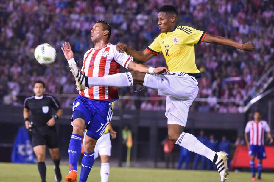 Yerry Mina estuvo impasable en el duelo del jueves ante Paraguay, en Asunción. / AFP