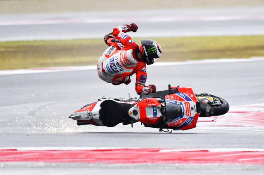 El piloto español de Ducati Team, Jorge Lorenzo, se cae de su moto durante el GP de San Marino Moto GP en el Circuito Marco Simoncelli de Misano. / AFP