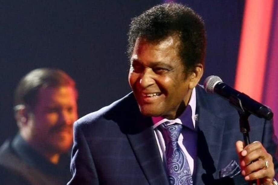 Charley Pride falleció este sábado a los 86 años por complicaciones relacionadas con el COVID-19.