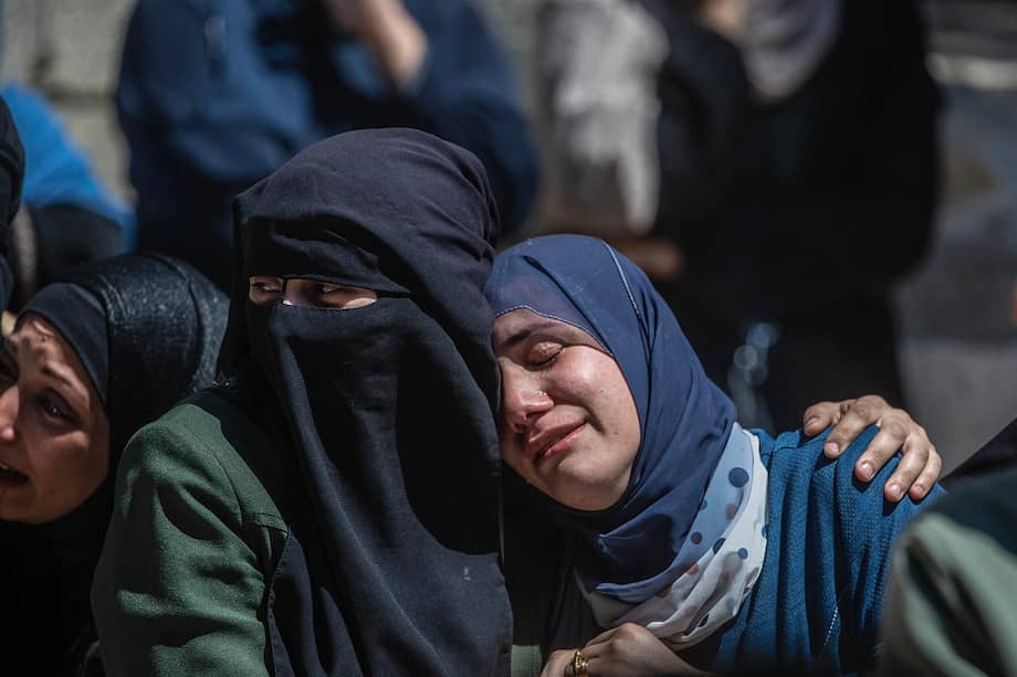 Familiares lloran durante el funeral de Imad Aslim, comandante del Batallón Al Zaitun y subcomandante de la Brigada de Gaza.