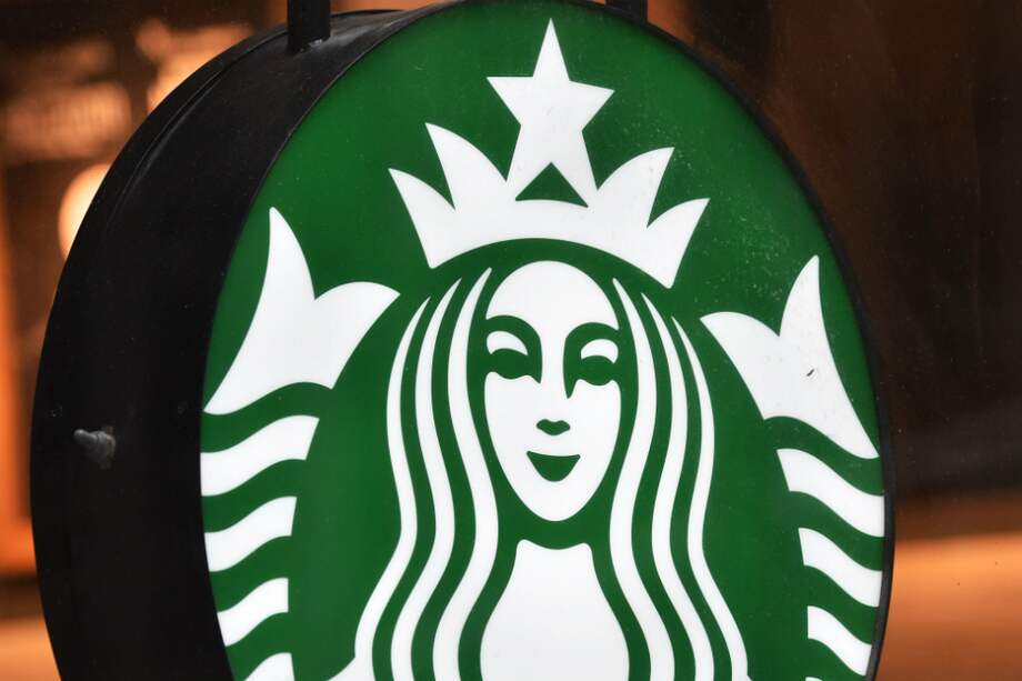 Dos hombres negros fueron arrestados en una cafetería de Starbucks en abril al parecer solo por su color de piel desatando varias protestas contra la compañía. / AFP