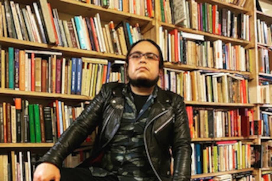 En la imagen Henry Alexander Gómez. El autor afirma en su poema “Gas mostaza”, perteneciente a su libro “La noche apenas respiraba”, que “existe en el mundo un alto riesgo de caer en las cadenas que nos ofrece la victoria”.