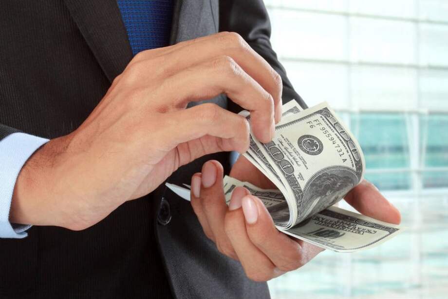 El euro retrocede frente al dólar por expectativas de subida de tasas en EE.UU.