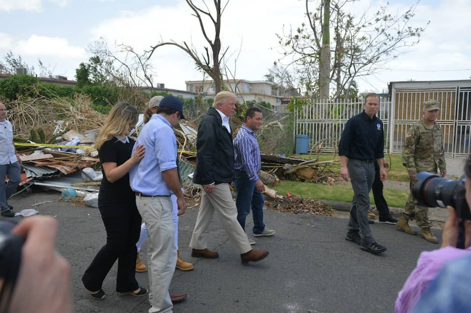 El presidente de Estados Unidos, Donald Trump, visitó este martes Puerto Rico, arrasado por huracanes, decidido a acallar las críticas a su gobierno por la demora en atender la crisis humanitaria que vive este territorio estadounidense en el Caribe. / AFP
