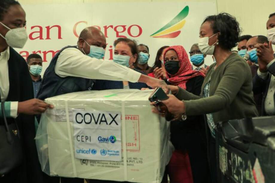 Ministro de salud de Etiopia recibiendo el primer cargamento de COVAX en marzo de este año.