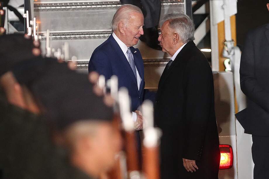 El presidente de México, Andrés Manuel López Obrador, da la bienvenida al presidente de Estados Unidos, Joe Biden, tras dar inicio a su visita oficial al país vecino.