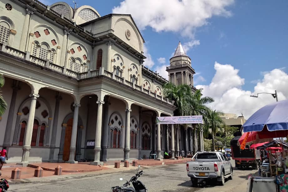 En el corazón del Chocó, donde la selva parece no tener fin y la lluvia marca el ritmo de la vida, Quibdó —“La Perla Negra”— se revela no solo como un destino, sino como una experiencia que se vive de la mano de su gente, entre ríos, tradición y turismo comunitario.