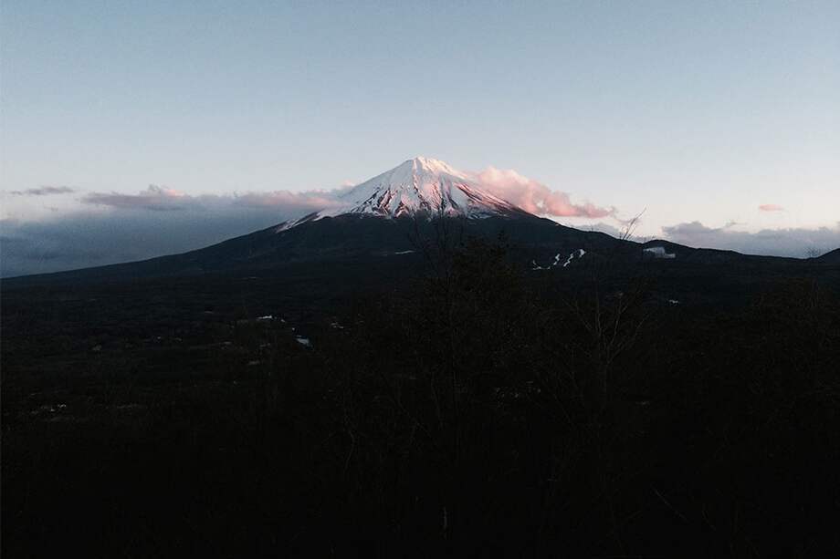 Atardecer en Aokigahara, el llamado Bosque de los suicidios, al pie del japonés monte Fuji.
