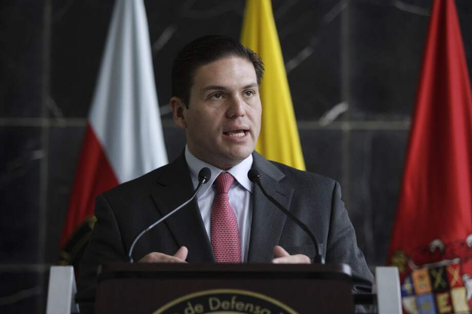 El ministro de Defensa, Juan Carlos Pinzón, dijo que su cartera ya investiga las denuncias de la revista ‘Semana’. / Semana