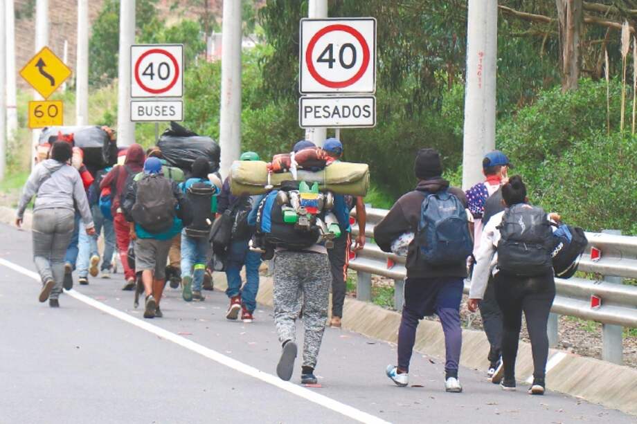 Imagen de archivo de un grupo de migrantes venezolanos que camina por una carretera cercana a la frontera de Ecuador y Colombia.
