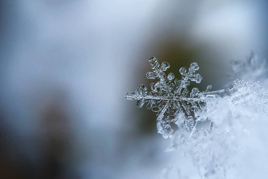 La imagen más característica de los cristales de los copos de nieve es una estrella de seis puntas con ramificaciones que son auténtico encaje de hielo. / Hippopx