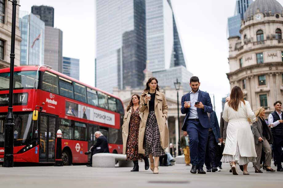 Personas caminan por una calle en el distrito financiero de la City de Londres, Reino Unido, el 18 de septiembre de 2025.