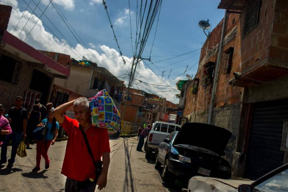 Buscando comida en los supermercados en Caracas. / Bloomberg News