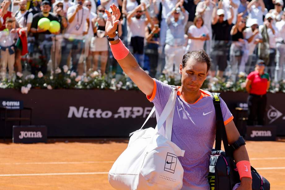 Rafael Nadal de España saluda a los espectadores después de perder su partido de segunda ronda de singles masculinos contra Hubert Hurkacz de Polonia (no en la foto) en el torneo de tenis Abierto de Italia en Roma, Italia, 11 de mayo de 2024. (Tenis, Italia, Polonia, España, Roma)