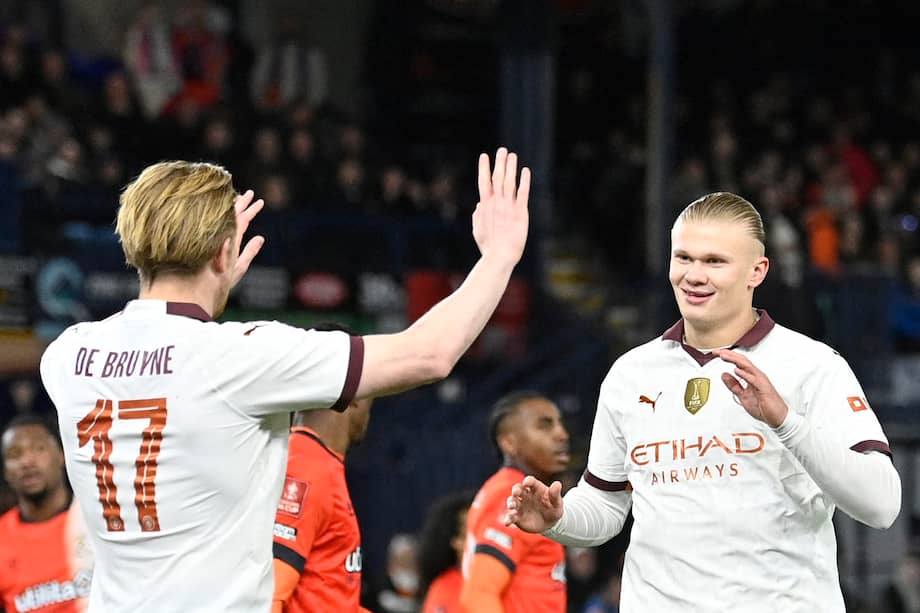 Erling Haaland (der.) celebra su gol con su compañero Kevin De Bruyne.