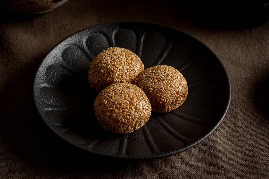 Decora estos pastelitos de arroz rellenos de atún con ajonjolí blanco, negro o dorado.