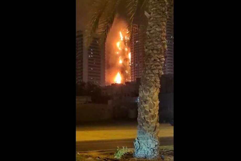 Los bomberos llegaron a controlar las llamas tras un incendio en un edificio de Ajman, Emiratos Árabes Unidos.