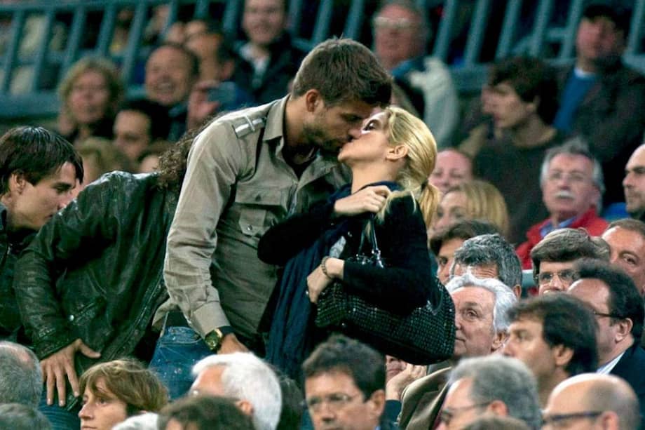 Gerard Piqué y Shakira durante un encuentro del equipo blaugrana en el estadio de Camp Nou. / Efe