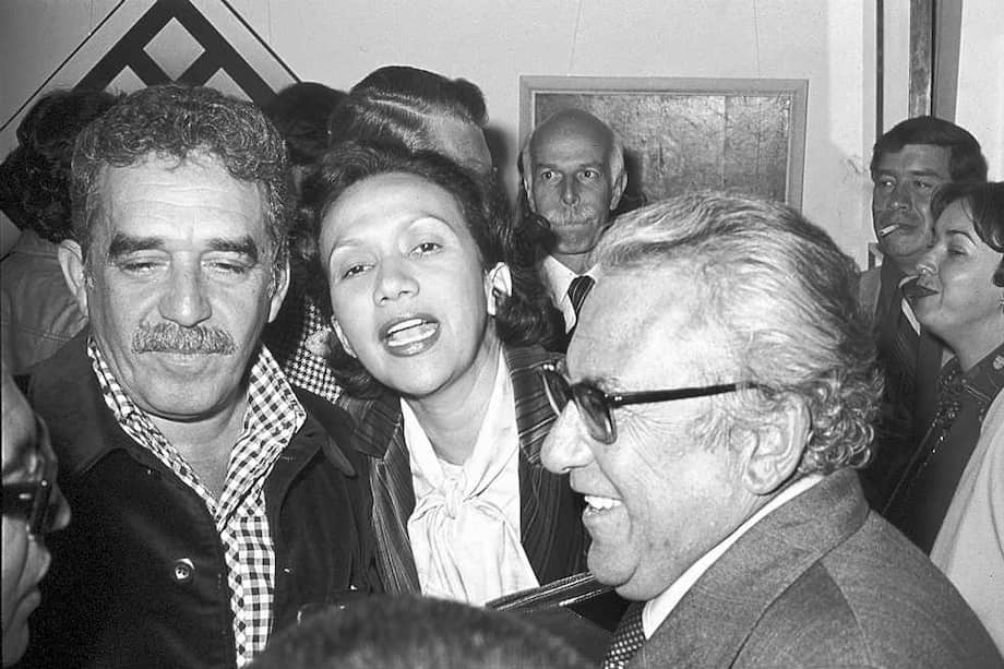 Para García Márquez, su gran maestro en el periodismo fue don Guillermo Cano Isaza, el hombre que lo contrató en El Espectador en los años 50. Aquí junto a Consuelo Araújonoguera. / Archivo - El Espectador
