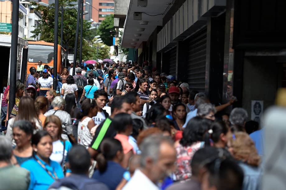 El presidente de la Comisión de Salud del Parlamento venezolano, José Manuel Olivares, solicitó a la Organización Mundial de la Salud (OMS) ayuda humanitaria para su país y una visita técnica que certifique la "crisis humanitaria de salud" decretada a finales de enero por la Asamblea Nacional (AN). / AFP