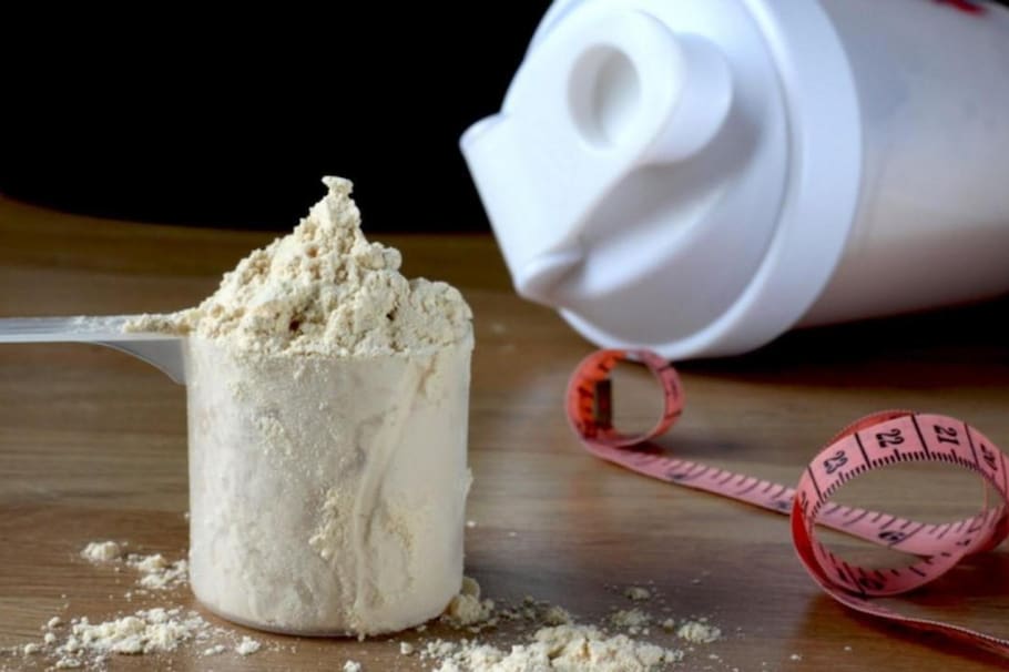 ¿Sabías que el azúcar de la leche juega un papel crucial en la industria alimentaria y farmacéutica? Conoce qué es y para qué lo usan.