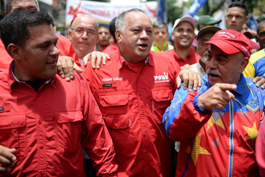 "El que quiera ir (a elecciones) debe tener un certificado de buena conducta de la Asamblea Nacional Constituyente, un certificado que diga que usted nunca llamó a quemar Venezuela", dijo Diosdado Cabello (centro) durante su programa de televisión. AFP.