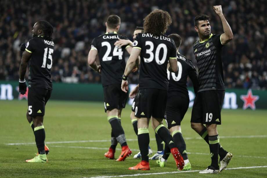 Diego Costa (d) celebra uno de los goles con los que Chelsea ganó este lunes. / AFP