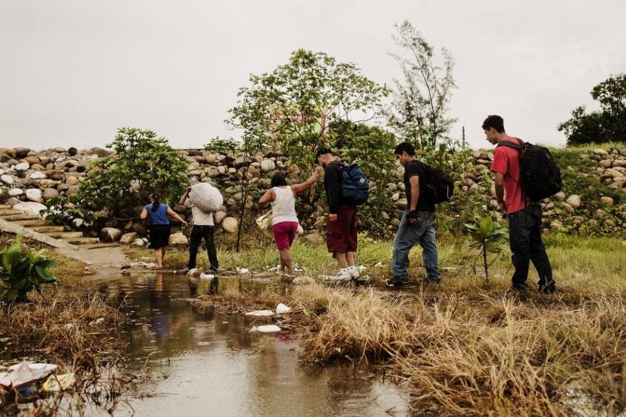 La exposición Del otro lado es una iniciativa que busca generar conexión con las personas migrantes a través de un registro fotográfico documental, así como con la reflexión sobre las fronteras físicas y metafóricas.