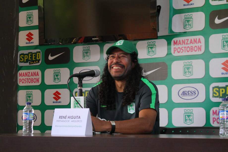 René Higuita, este martes, en su presentación como nuevo preparador de arqueros de Atlético Nacional. / @nacionaloficial
